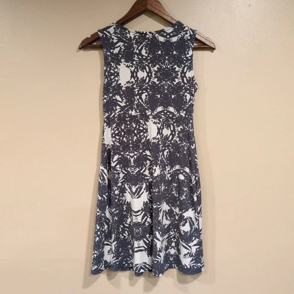 Daisy Fuentes Sleeveless Dark Floral Mini Dress Sz Petite S Y2KResort Whimsigoth - Picture 3 of 8